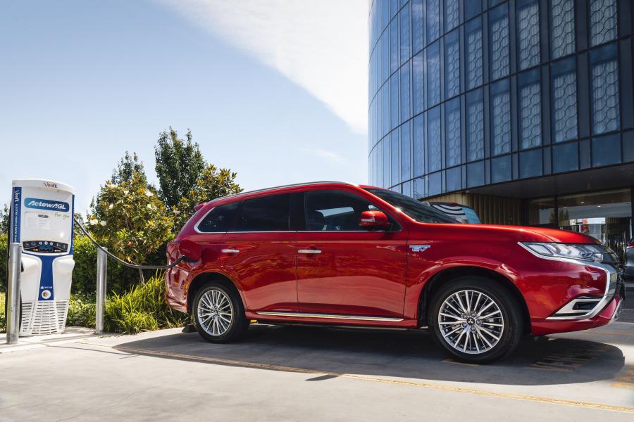  Mitsubishi Outlander PHEV 2018 года  (AU) (фото 5 из 10)